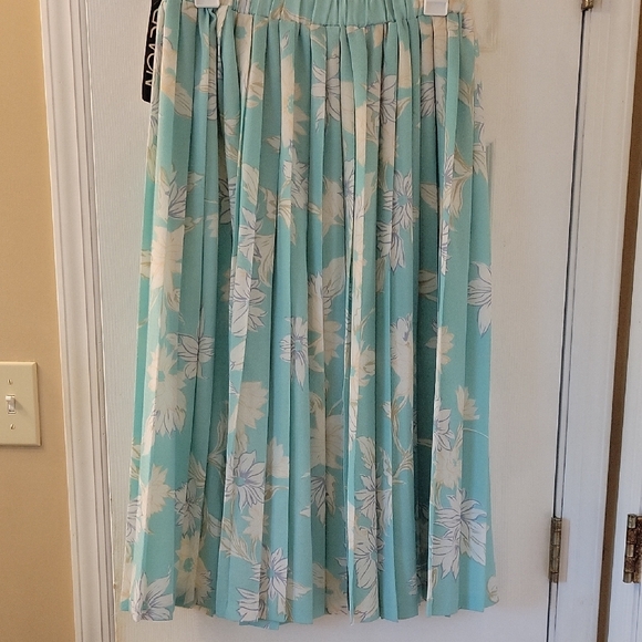 Pleated Blue and Green Midi Skirt for Casual Resort Wear - Picture 3 of 9
